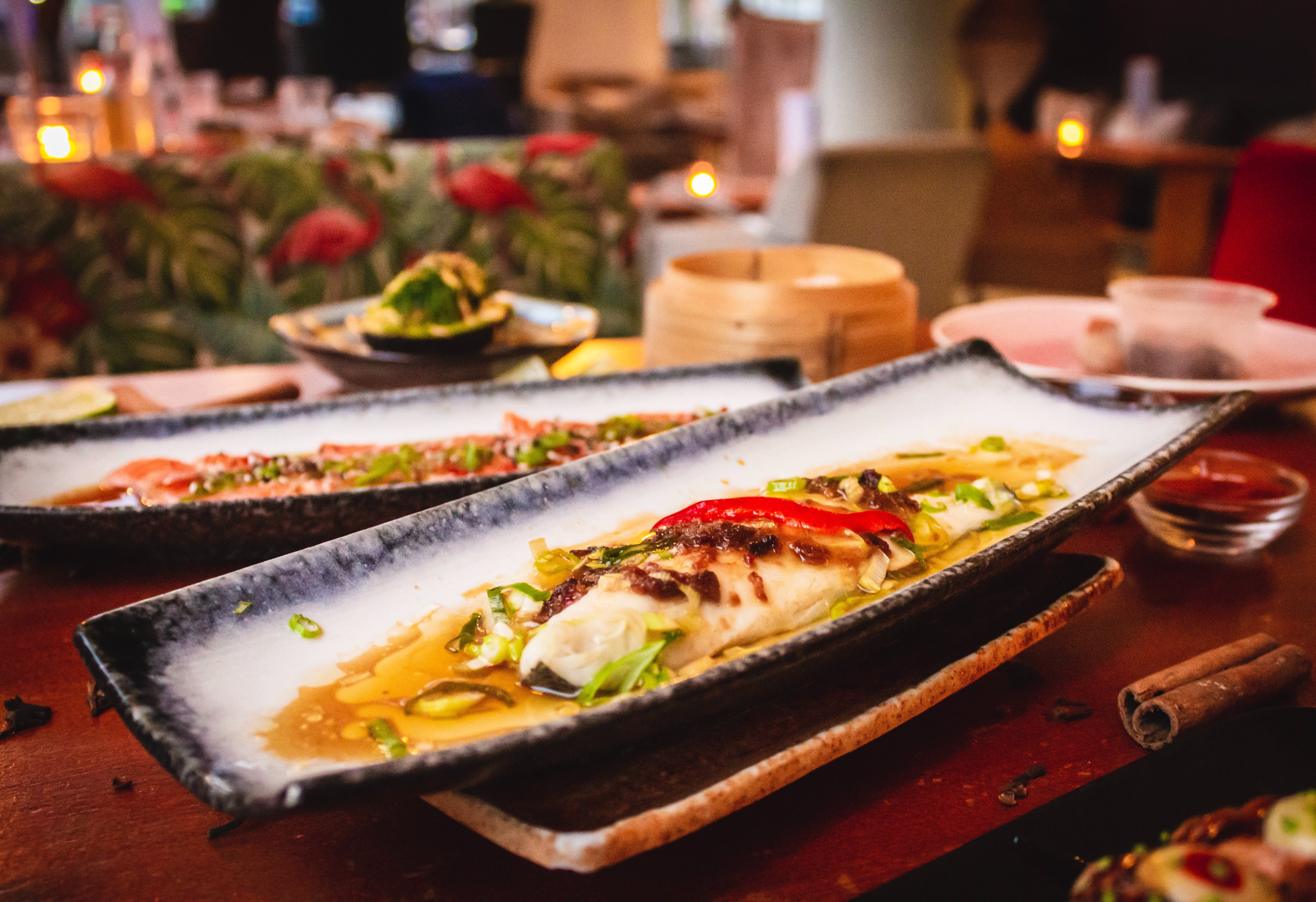 Une table garnie des différents plats, des assiettes coloriées des légumes cuisinés, un repas gastronomique.