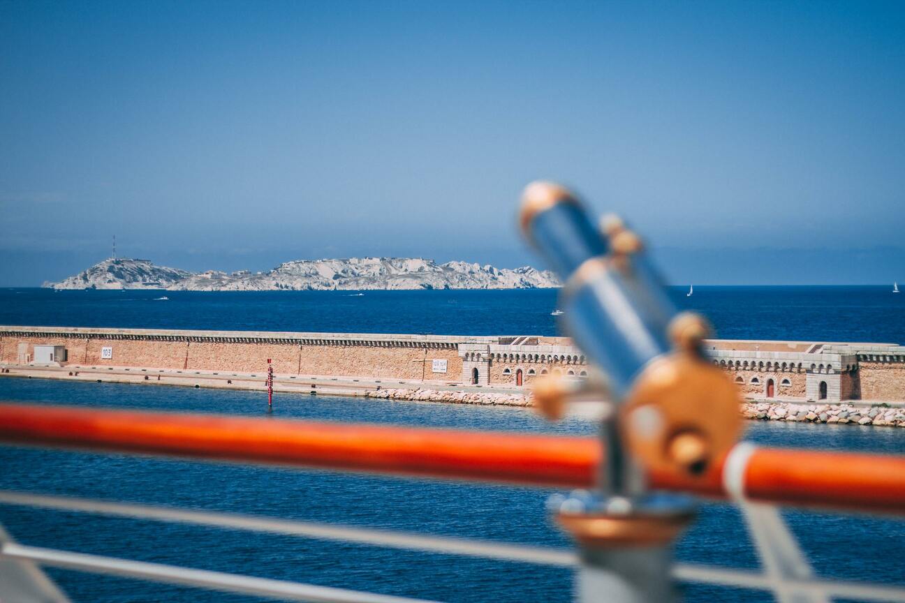 Un téléscope pour voir les îles, la muraille, la mer et des navires