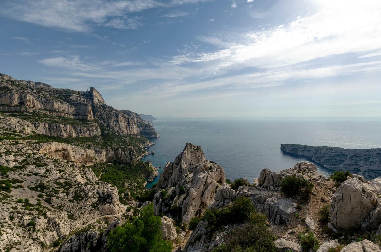 Rocheux, vue d'horizon de la mer et ciel bleu est éclairé. 